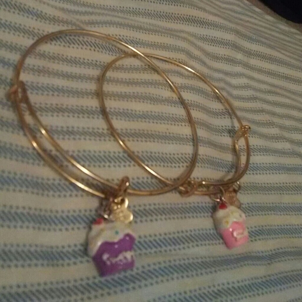 Best friend go bracelet with a cupcake charm